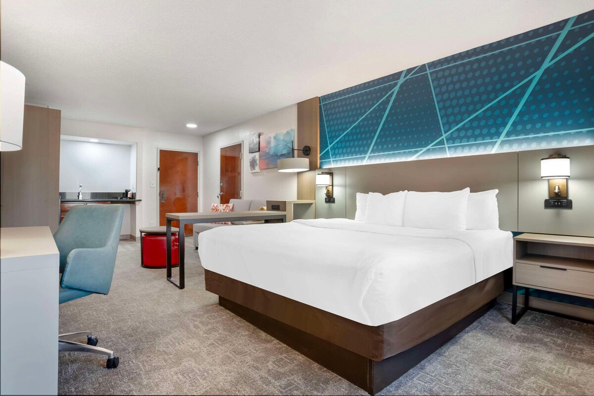 Peralatan tempat tidur premium, gebar bulu kapas, peti besi dalam bilik 