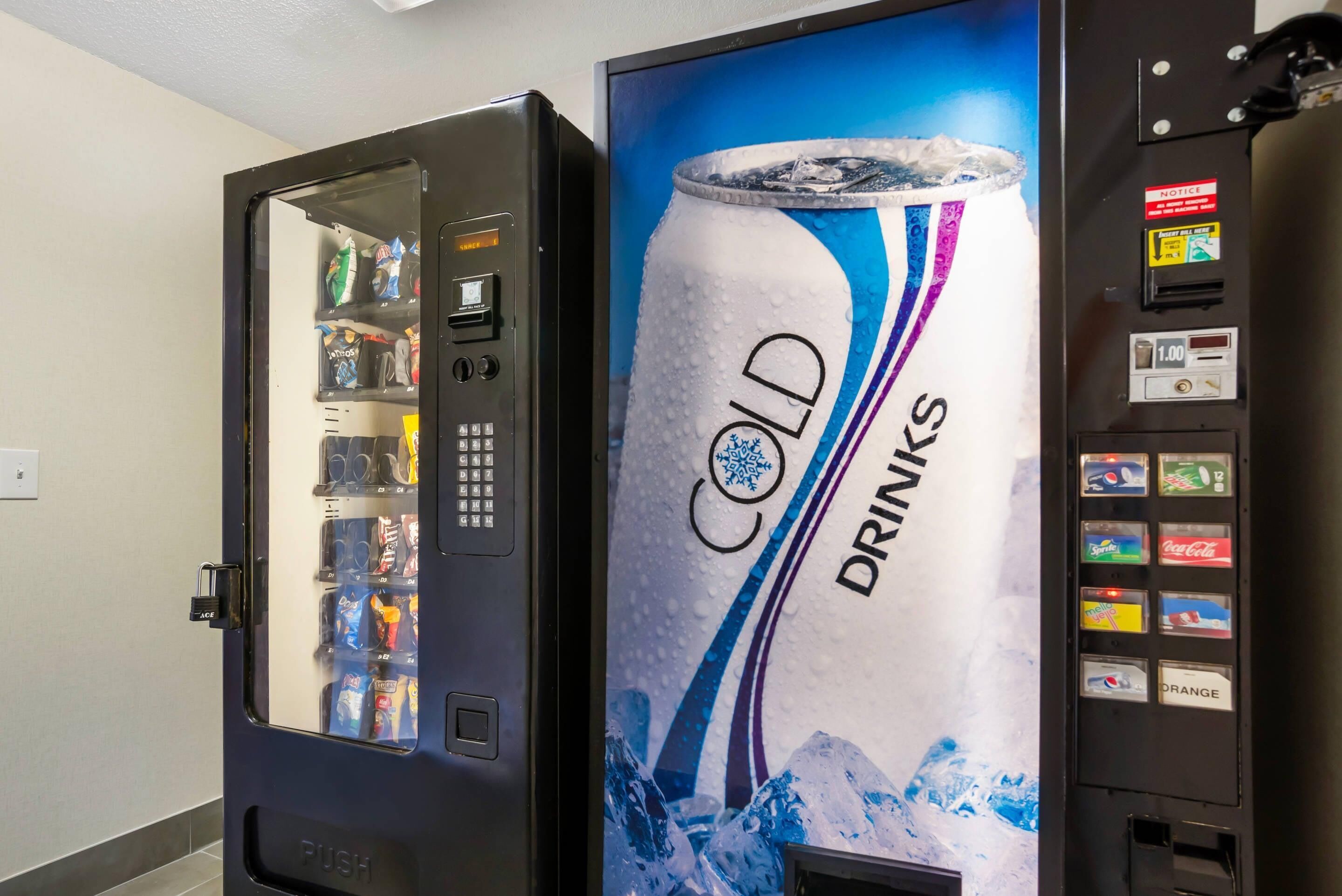 Un distributeur automatique avec une pancarte indiquant « boissons fraîches » et une illustration représentant une canette de Coca-Cola.