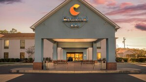 A Comfort Inn hotel with a prominent crescent logo, a covered entrance, and a parking area. - Comfort Inn Livingston (Livingston)