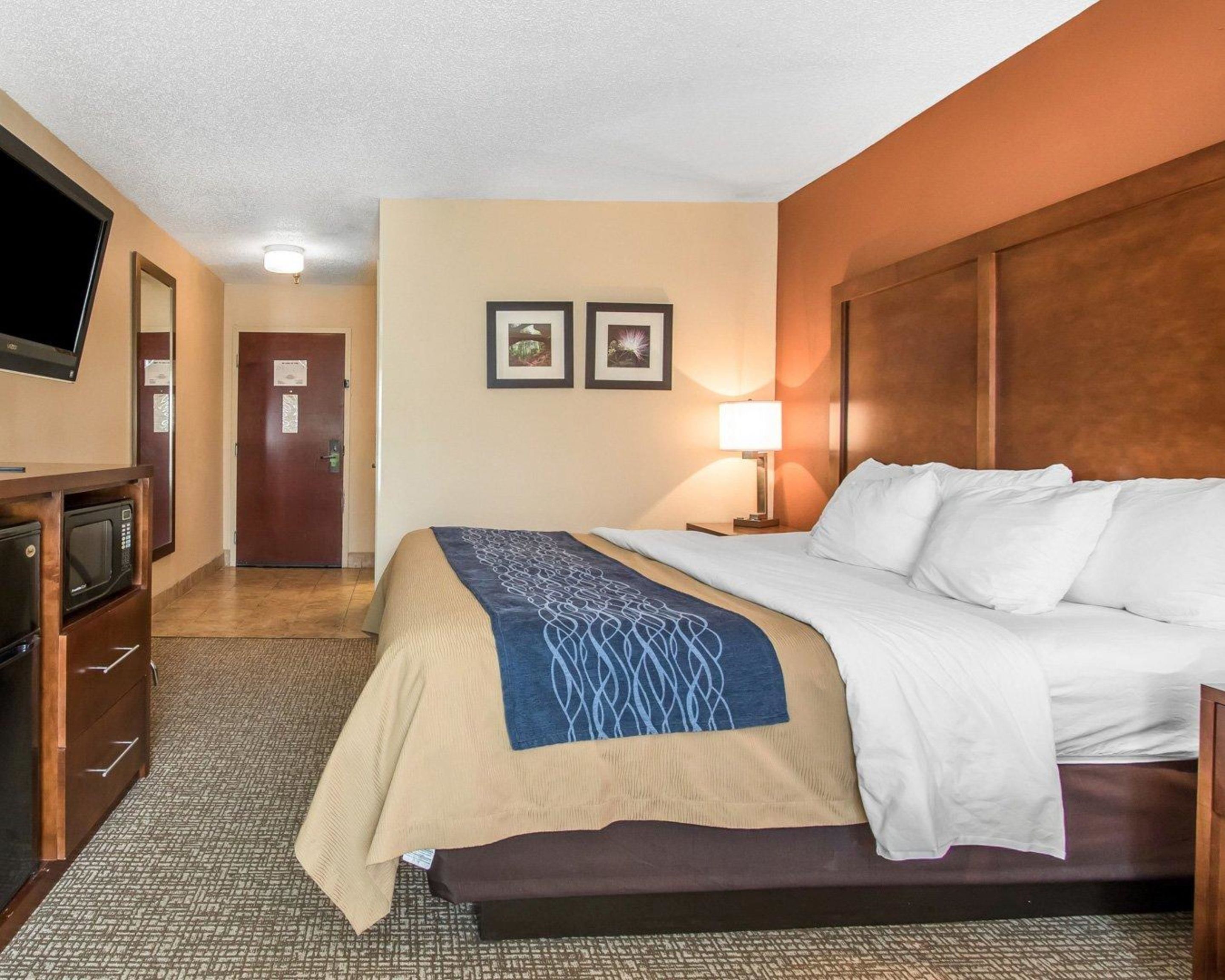 أغطية فراش متميزة وألحفة محشوة بالريش وخزنة داخل الغرفة ومكتب