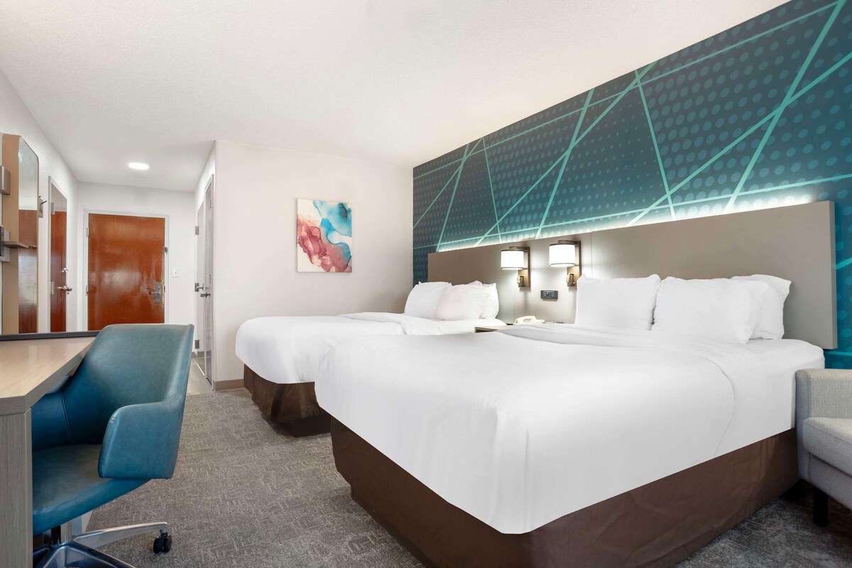 Peralatan tempat tidur premium, gebar bulu kapas, peti besi dalam bilik 