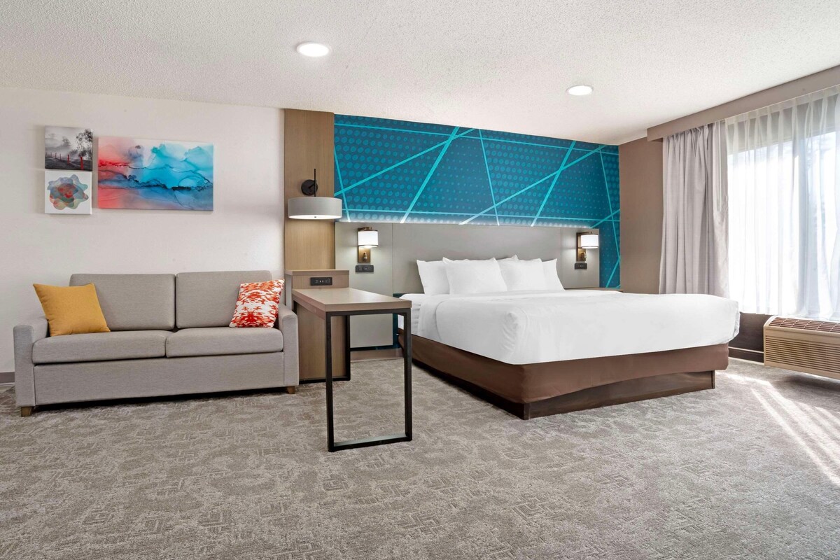 Peralatan tempat tidur premium, gebar bulu kapas, peti besi dalam bilik 