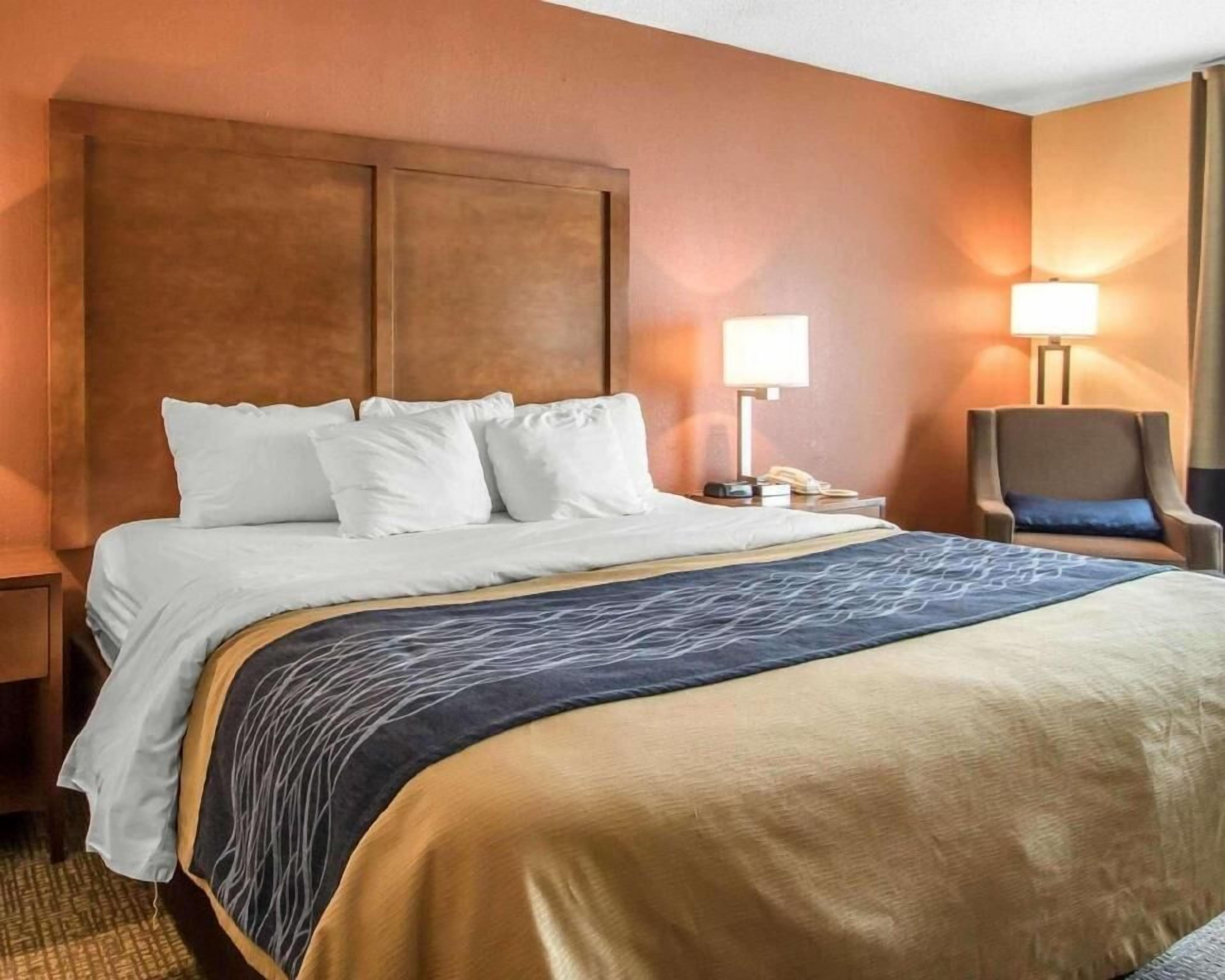 أغطية فراش متميزة وألحفة محشوة بالريش وخزنة داخل الغرفة ومكتب