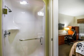 Kostenlose Toilettenartikel, Haartrockner, Handtücher