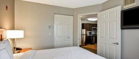 Suite, 1 habitación | Escritorio, cortinas opacas, tabla de planchar con plancha