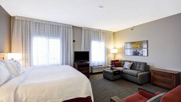 Studio, 1 Queen Bed with Sofa bed | Desk, blackout drapes, iron/ironing board, free cribs/infant beds