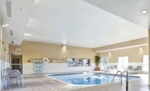 Indoor pool - TownePlace Suites by Marriott Sioux Falls (Sioux Falls)