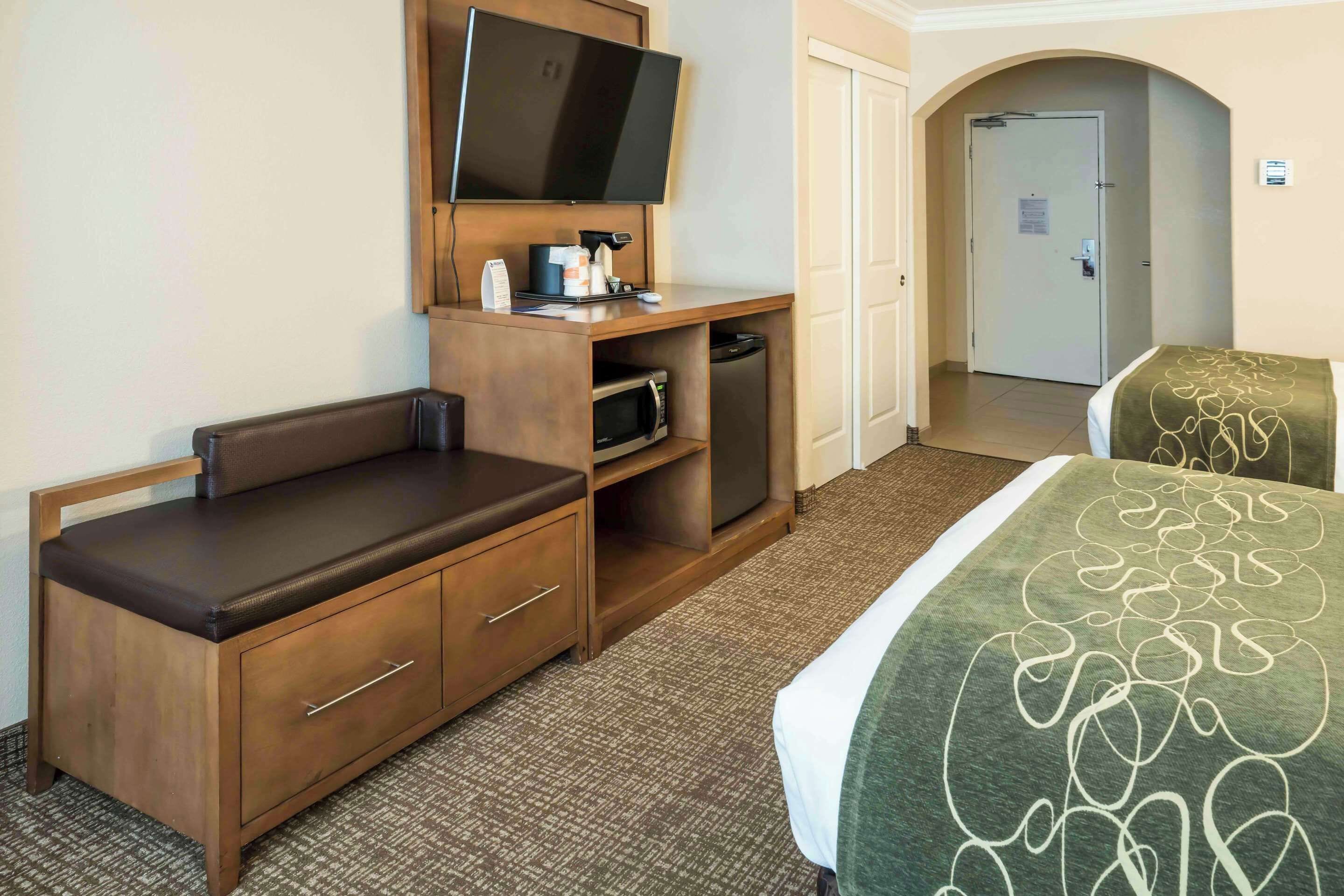 suite, non smoking | premium bedding, pillow-top beds, desk, laptop workspace