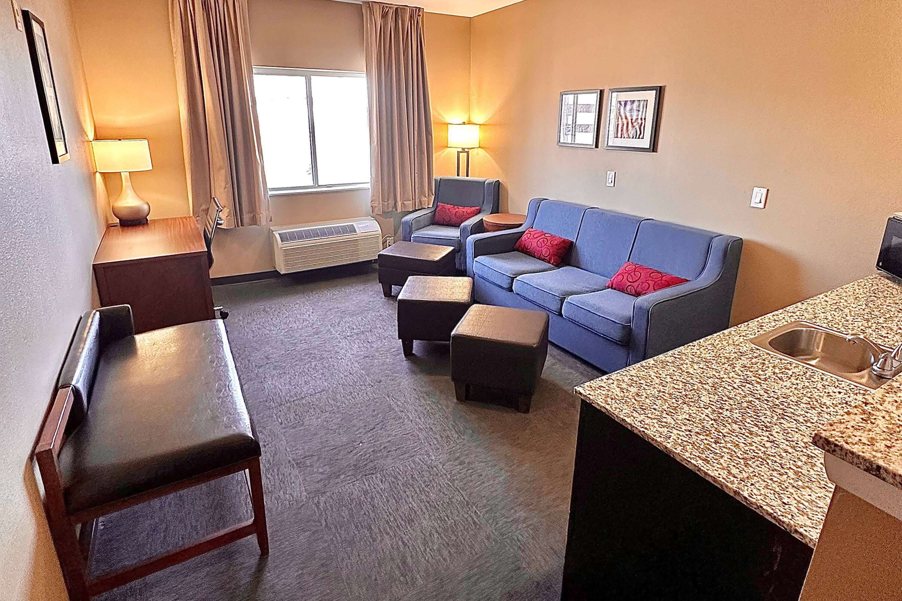 Cofres nos quartos, escrivaninha, cortinas blackout