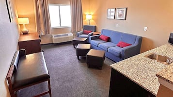 Cofres nos quartos, escrivaninha, cortinas blackout