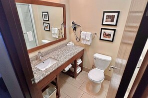 Shower, free toiletries, hair dryer, towels - Baymont by Wyndham Phoenix North (Phoenix)