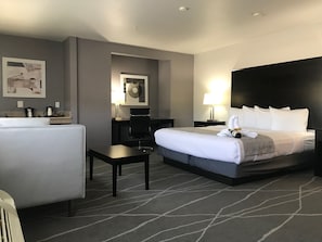 1 slaapkamer, luxe beddengoed, een bureau, een strijkplank/strijkijzer