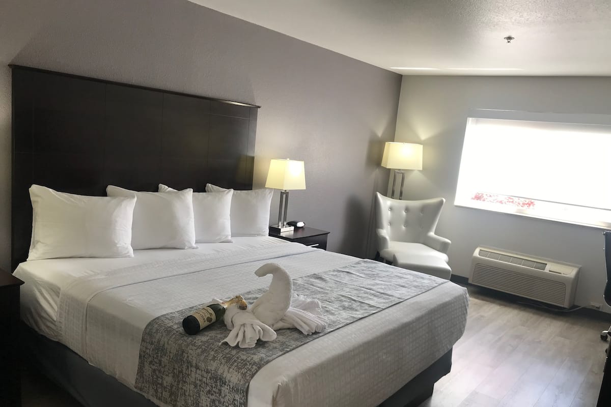 Premium bedding, desk, iron/ironing board, WiFi (free)