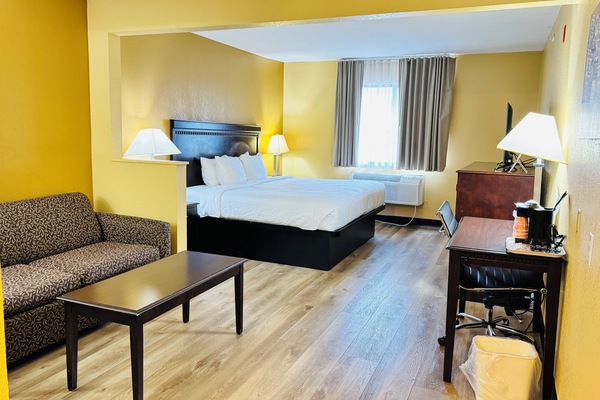King Bed with Sofa bed and Hot tub, Non Smoking | Iron/ironing board, free WiFi, bed sheets, alarm clocks
