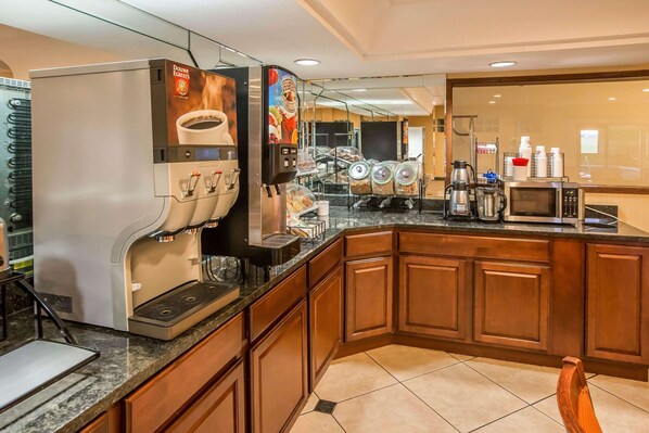 Café da manhã com buffet grátis todos os dias