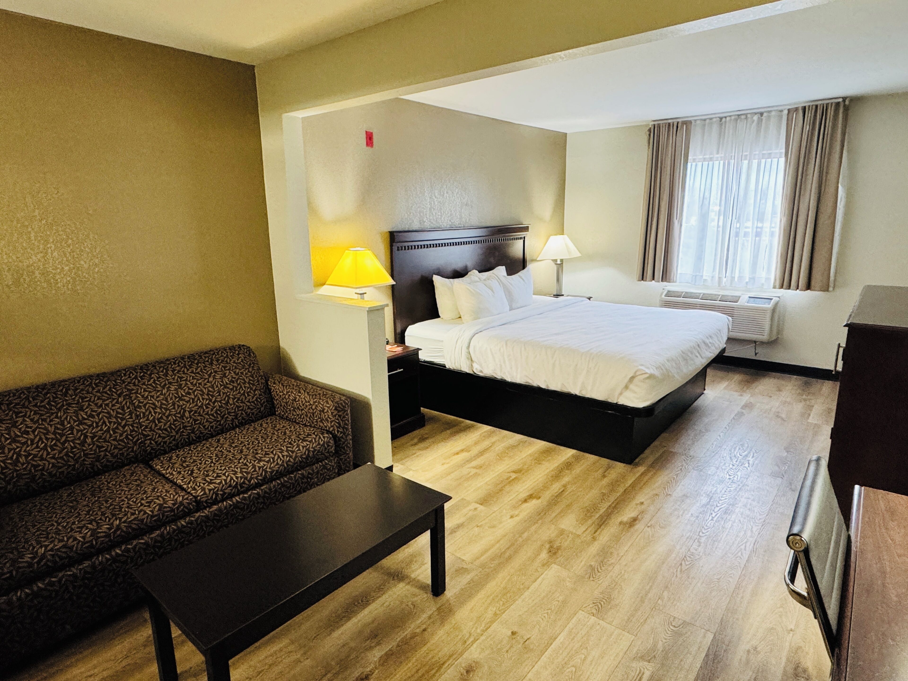 King Bed with Sofa bed and Hot tub, Non Smoking | Iron/ironing board, free WiFi, bed sheets, alarm clocks
