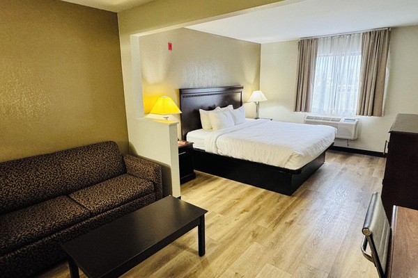 King Bed with Sofa bed and Hot tub, Non Smoking | Iron/ironing board, free WiFi, bed sheets, alarm clocks