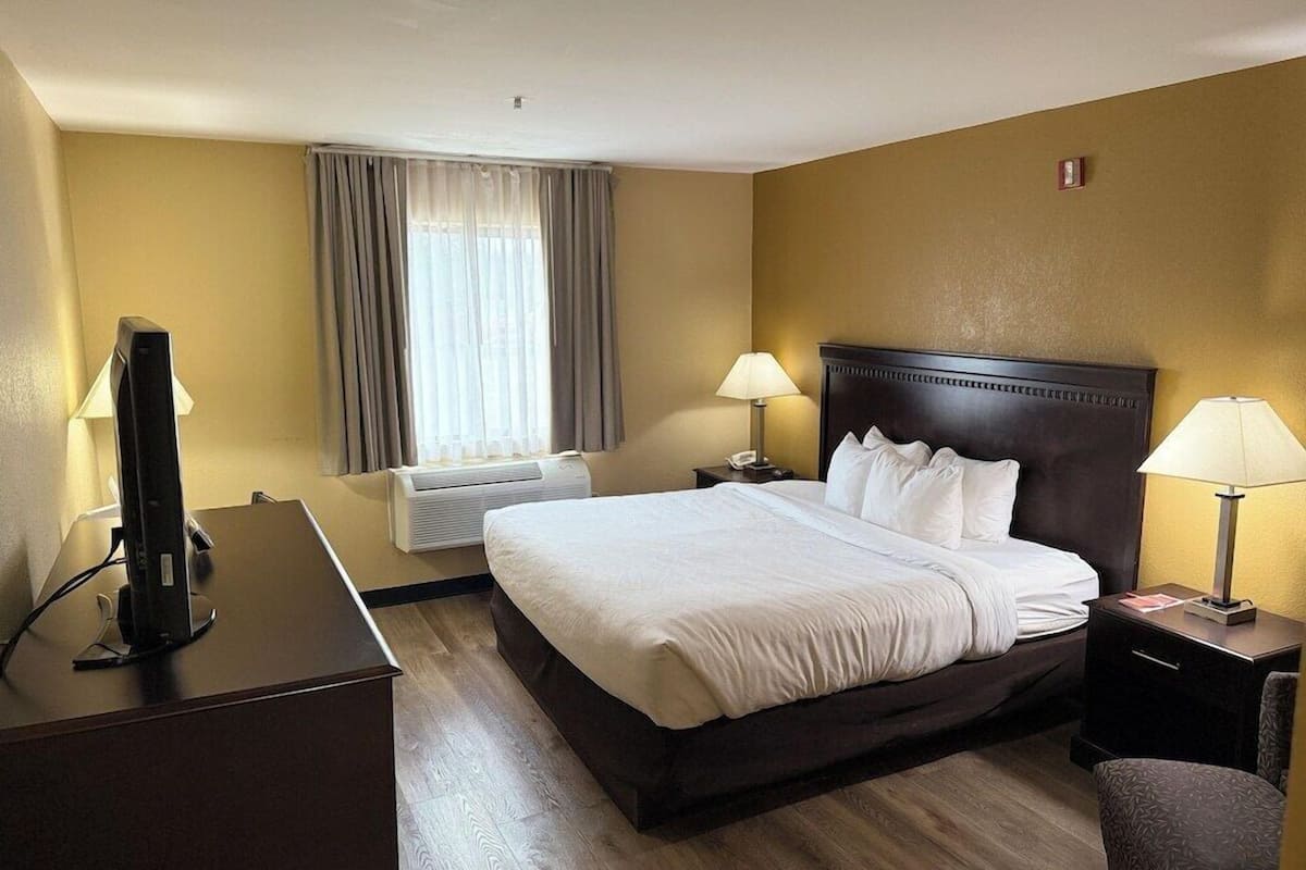 Iron/ironing board, free WiFi, bed sheets, alarm clocks