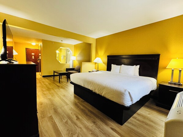King Bed with Sofa bed and Hot tub, Non Smoking | Iron/ironing board, free WiFi, bed sheets, alarm clocks