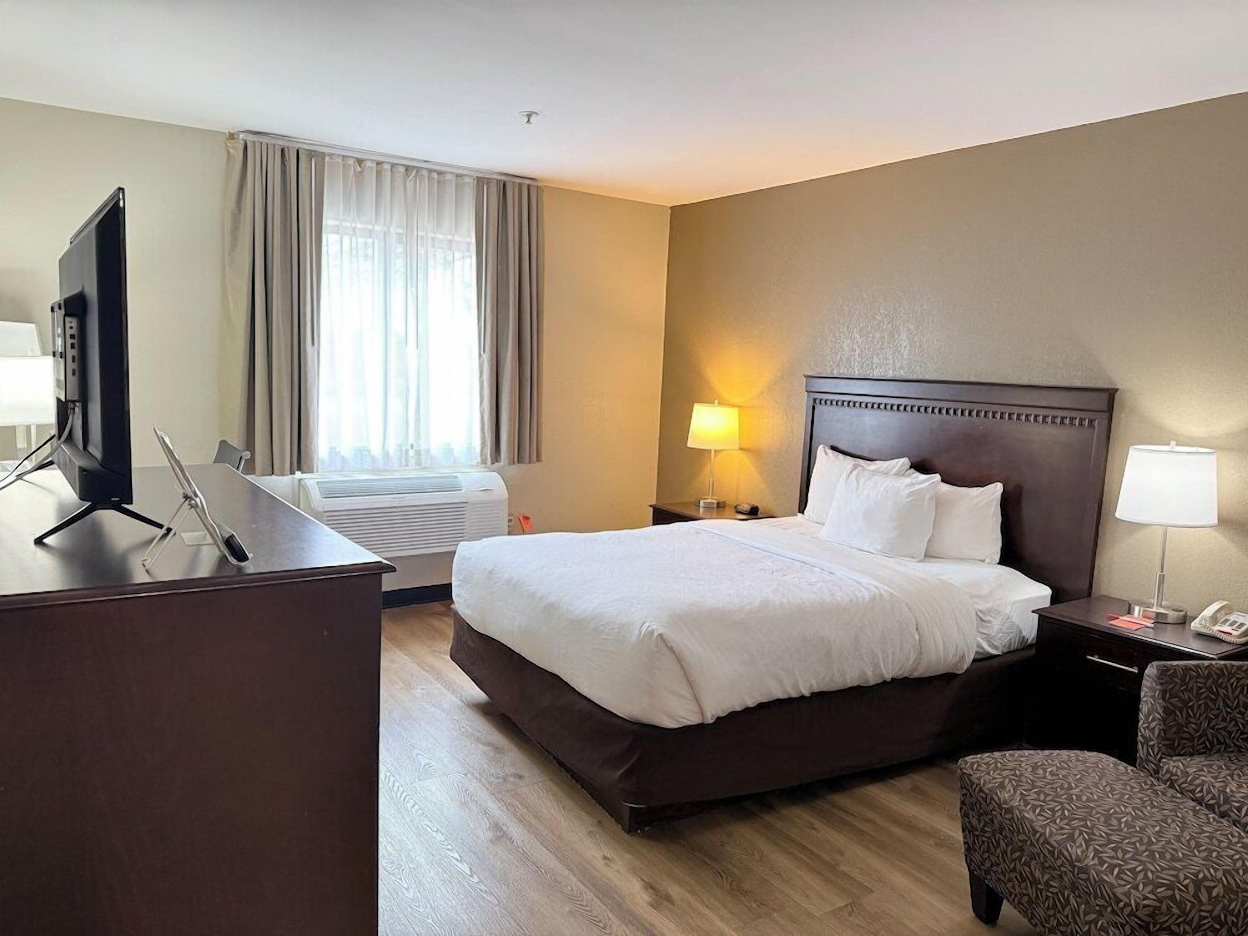 Iron/ironing board, free WiFi, bed sheets, alarm clocks