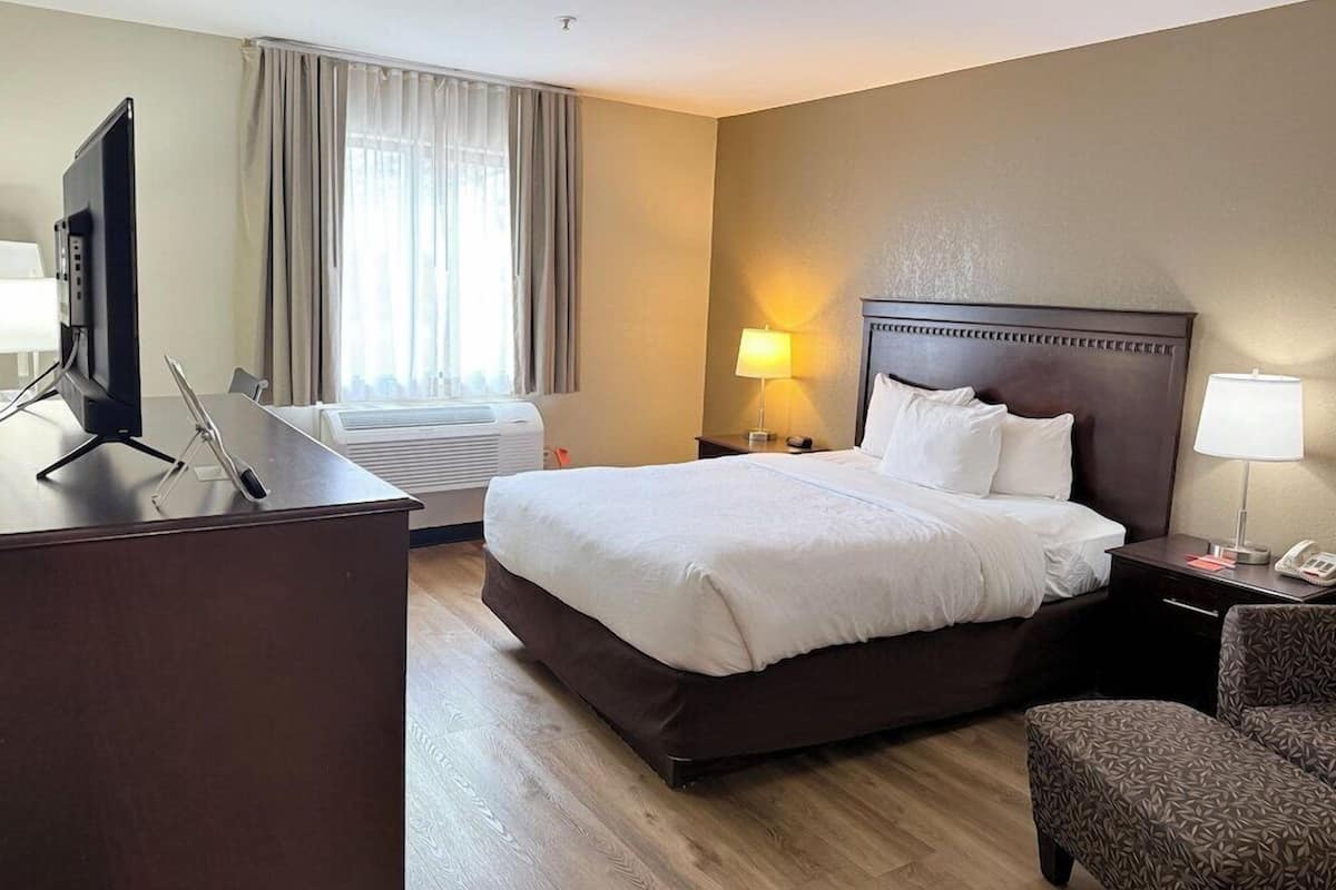 Iron/ironing board, free WiFi, bed sheets, alarm clocks