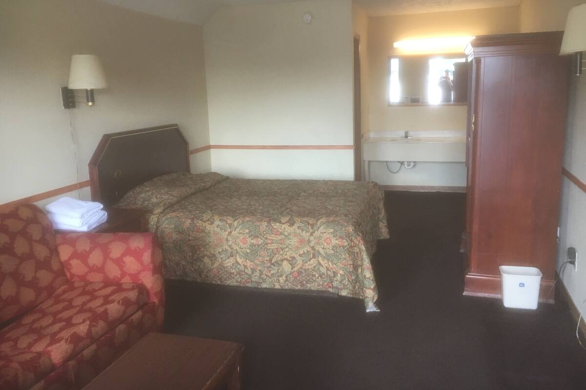 Standard Room, 1 Queen Bed