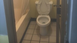 Combined shower/tub - Travel Inn (Indianapolis)