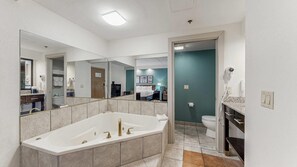 Suite, 1 très grand lit et 1 canapé-lit, non-fumeur, baignoire à remous | Bureau, rideaux d’obscurcissement, fer et planche à repasser