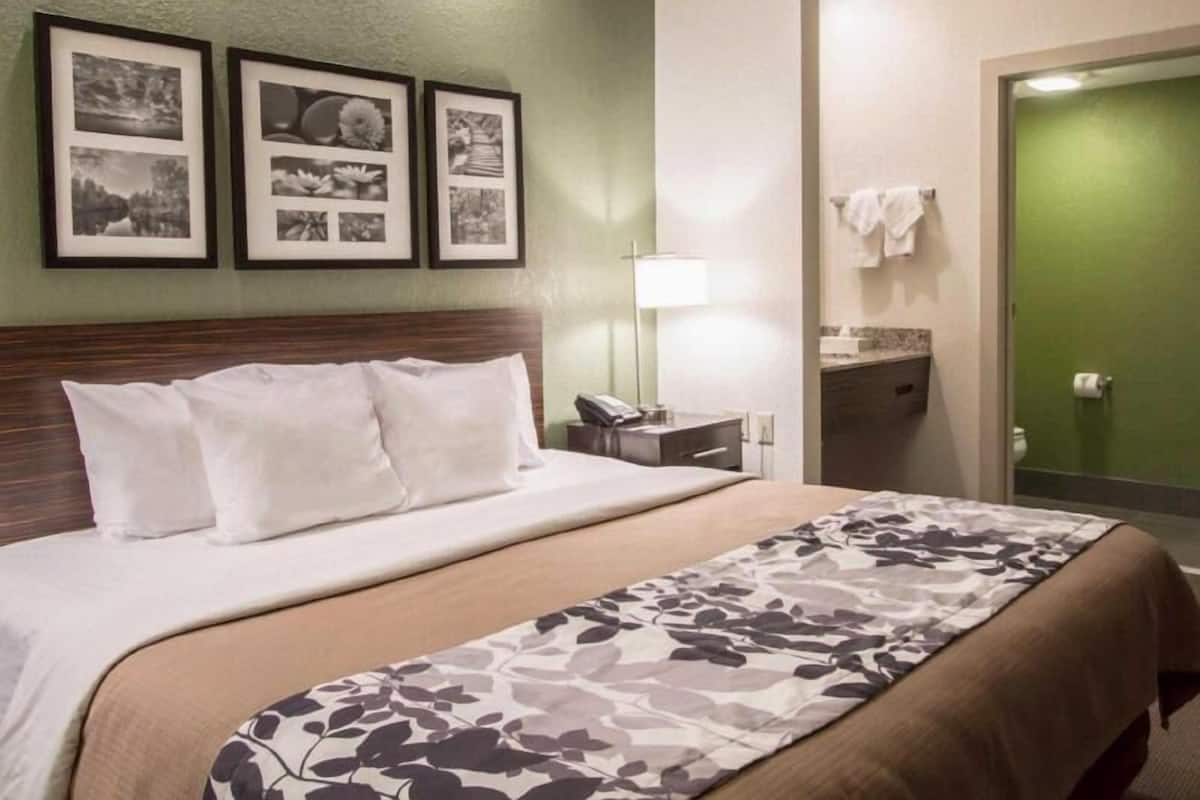 Schreibtisch, Verdunkelungsvorhänge, Bügeleisen/Bügelbrett