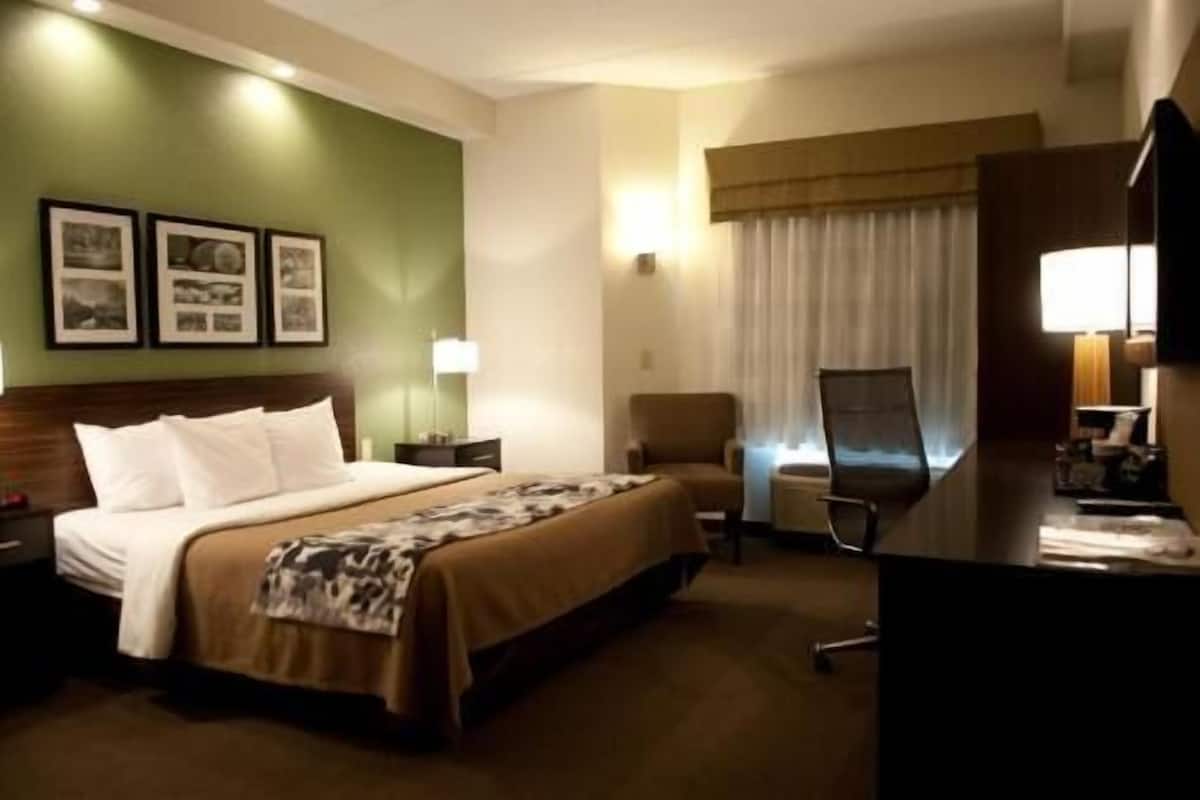 Schreibtisch, Verdunkelungsvorhänge, Bügeleisen/Bügelbrett