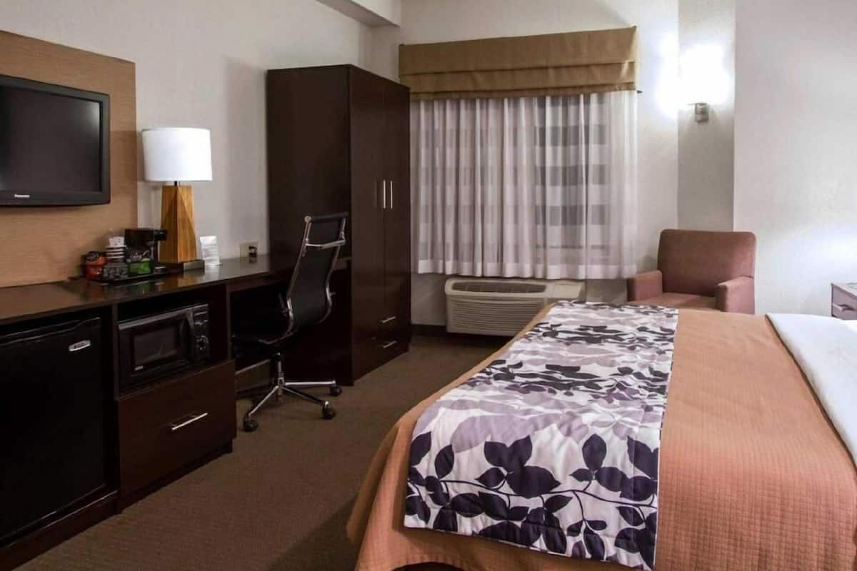 Schreibtisch, Verdunkelungsvorhänge, Bügeleisen/Bügelbrett