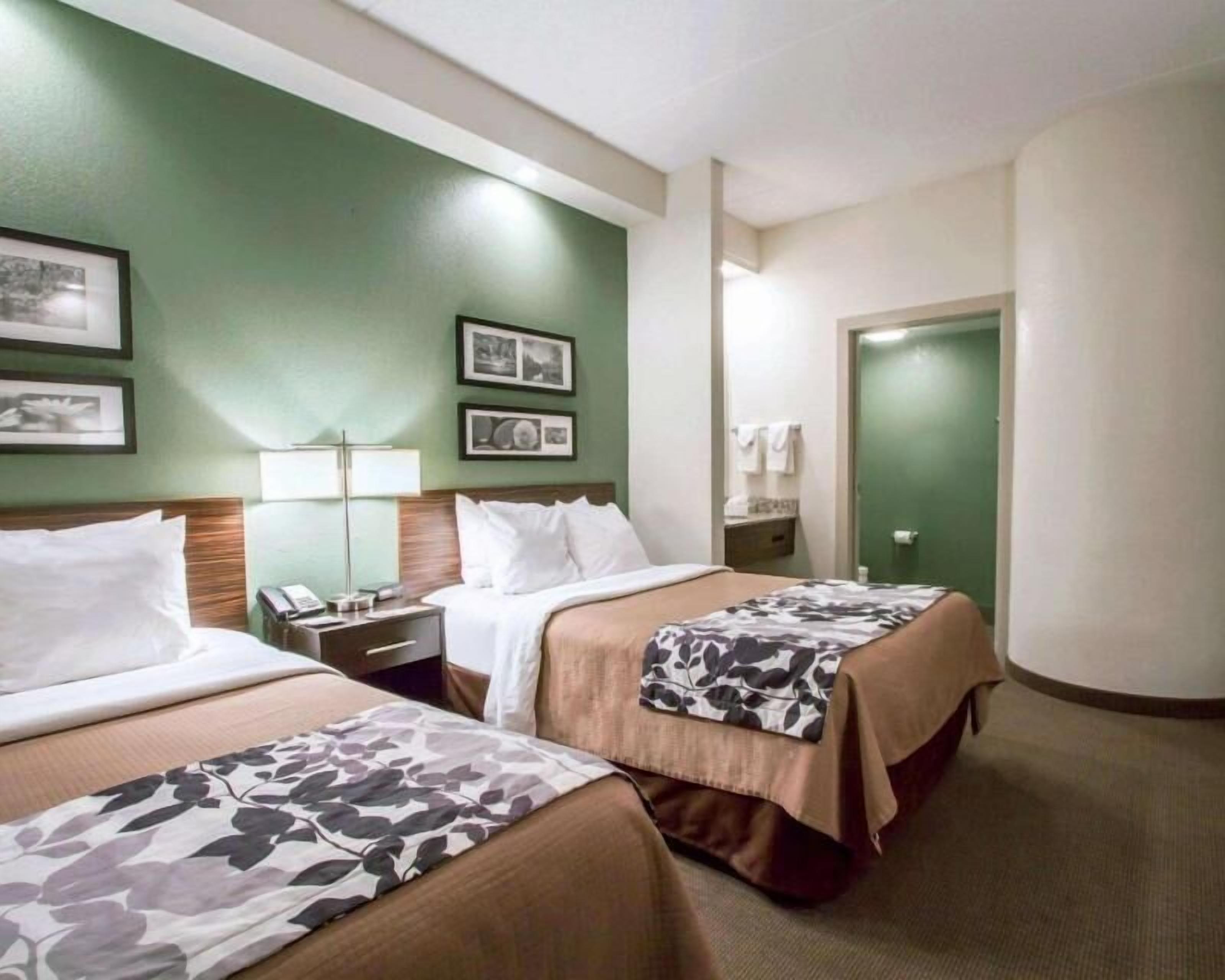 مكتب وستائر تعتيم ومكواة/لوح كي وأسرّة أطفال/رضّع (مجانًا)