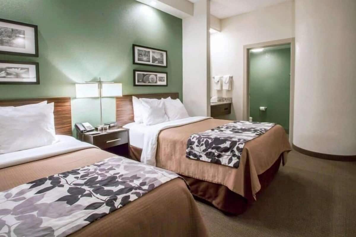 Schreibtisch, Verdunkelungsvorhänge, Bügeleisen/Bügelbrett