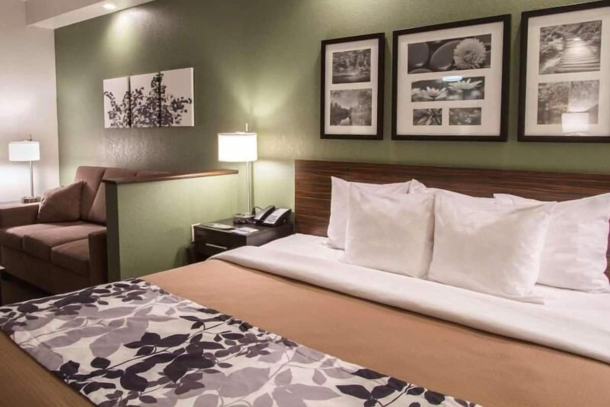 Schreibtisch, Verdunkelungsvorhänge, Bügeleisen/Bügelbrett