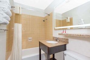 Amenidades de baño gratuitas, secadora de cabello, toallas