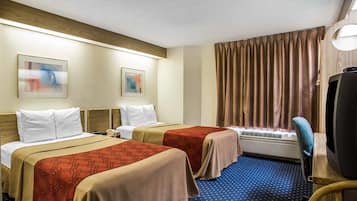 Een kluis op de kamer, een bureau, een strijkplank/strijkijzer