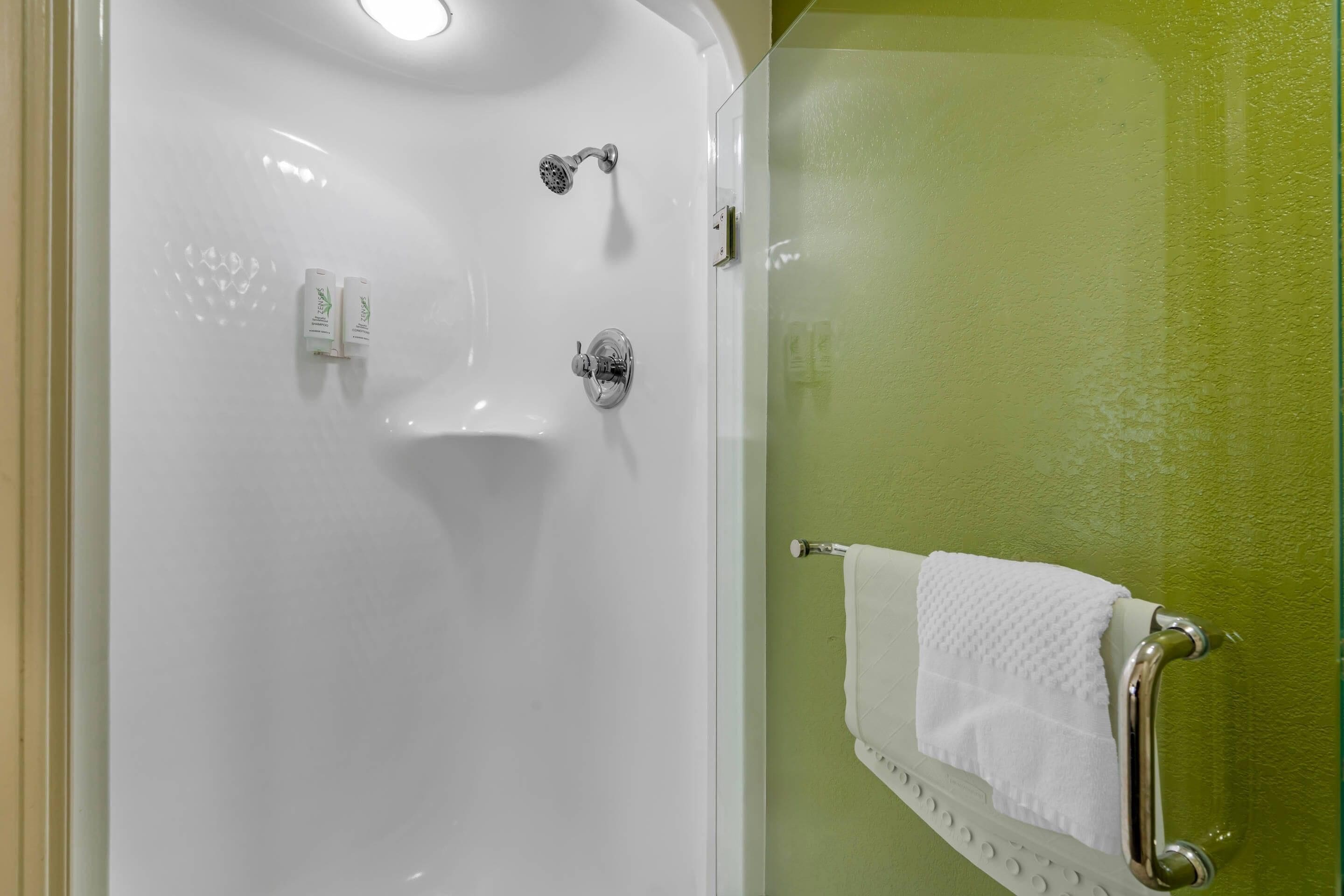 Habitación doble estándar, 2 camas matrimoniales, para no fumadores | Ropa de cama de alta calidad, escritorio y cortinas blackout 