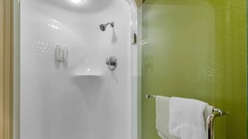 Habitación doble estándar, 2 camas matrimoniales, para no fumadores | Ropa de cama de alta calidad, escritorio y cortinas blackout