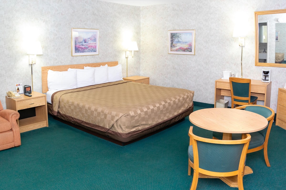 Superior Room, 1 King Bed, Non Smoking | Desk, laptop workspace, iron/ironing board, free WiFi