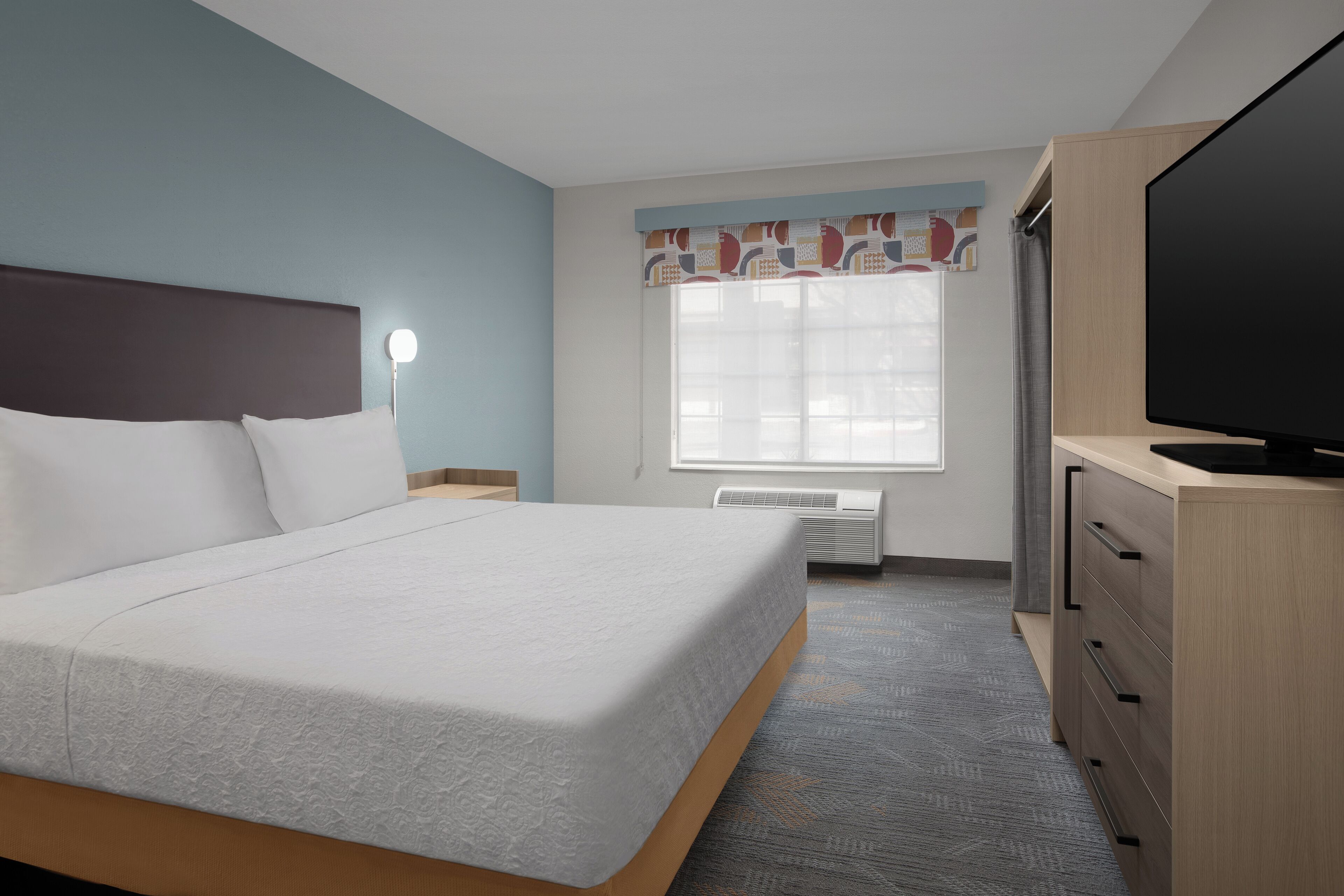 Ropa de cama de alta calidad y caja de seguridad en la habitación 