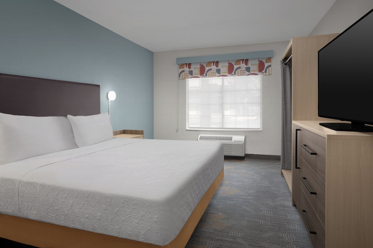 Premium bedding, in-room safe, desk, laptop workspace