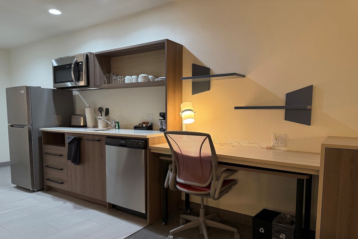 Kühlschrank, Mikrowelle, Wasserkocher mit Kaffee-/Teezubehör