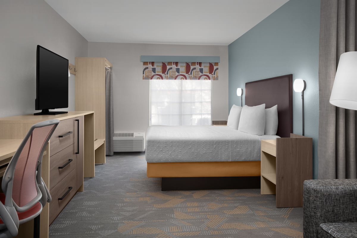 Premium bedding, in-room safe, desk, laptop workspace