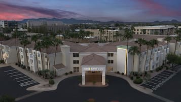 Fachada da propriedade à noite