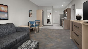 Ropa de cama de alta calidad y caja de seguridad en la habitación