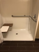 Quarto, 1 cama King, acessível, para não fumantes | Banheiro | Secador de cabelo, toalhas de banho