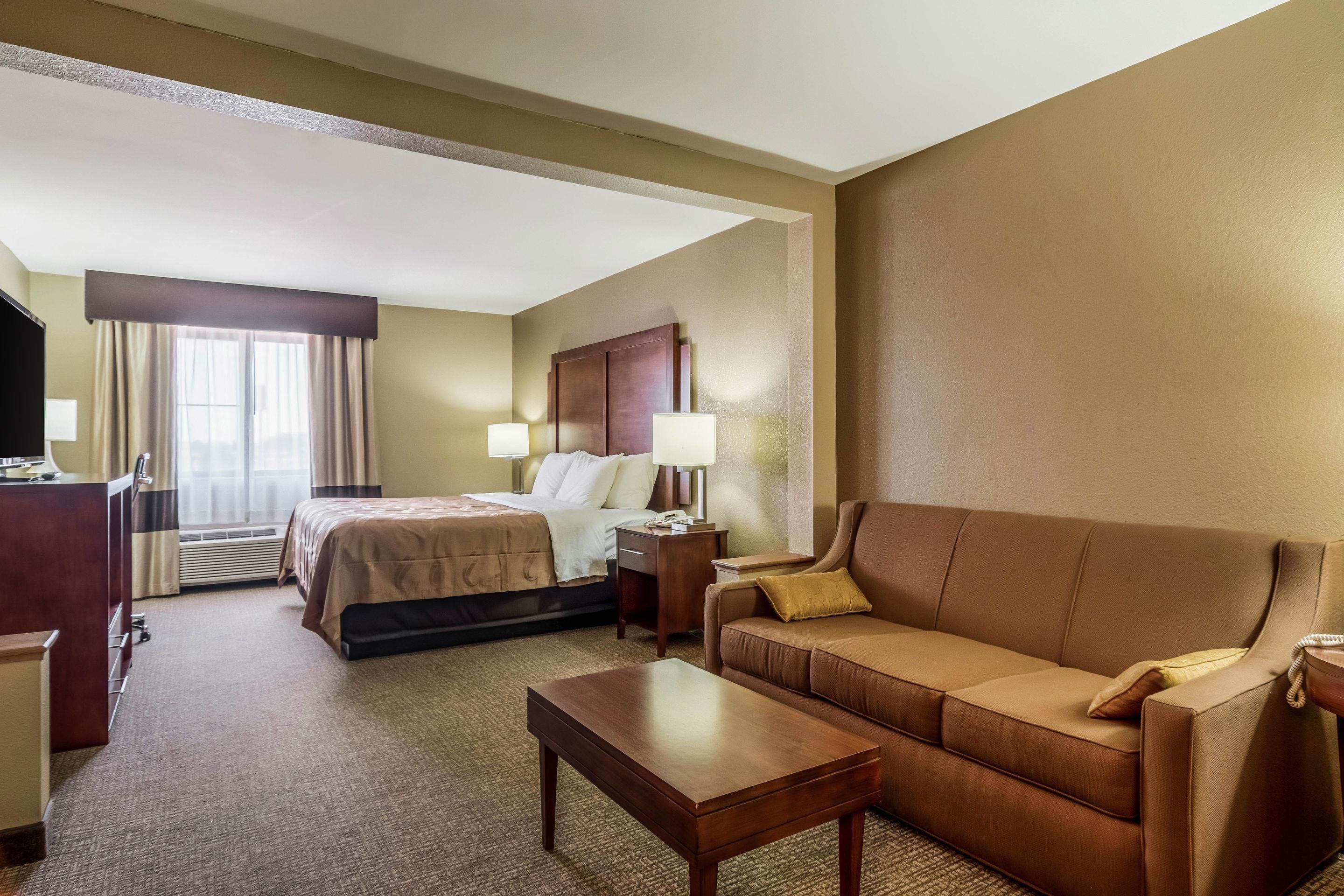 Suite, 1 très grand lit et 1 canapé-lit, non-fumeurs | Fer et planche à repasser, Wi-Fi gratuit, draps fournis, réveils
