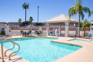 Outdoor pool - Apache Inn (Tempe)
