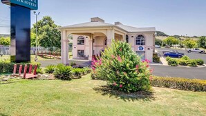 A Quality Inn & Suites with a large sign, a covered patio, and a parking lot. - Quality Inn & Suites Kerrville (Kerrville)