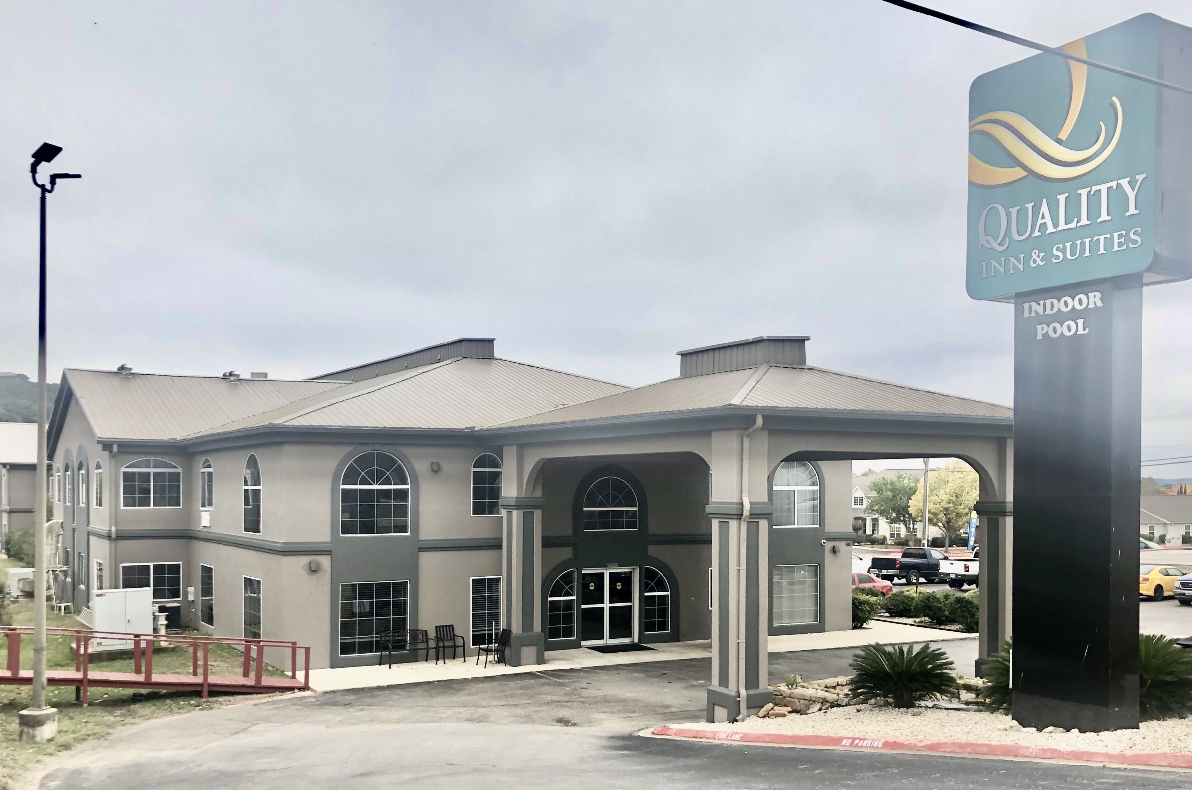 A building with a sign reading "Quality Inn & Suites Indoor Pool".